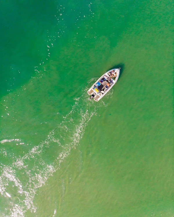 Onderhoud buitenboordmotor op zee